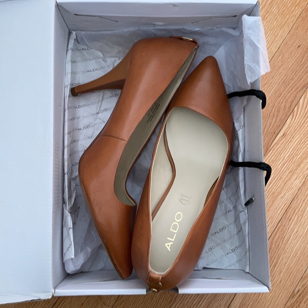 Pointed toe tan pumps genuine leather in box